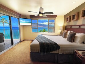 Drift off to the sound of waves, peaceful dreams start in this ocean-hued King bed.