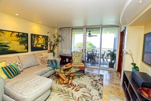 Spacious and tastefully decorated living room for entertaining family and friends!