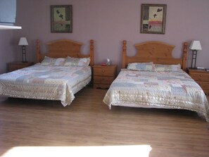 Large Master Bedroom - 2 Queen size beds and double futon