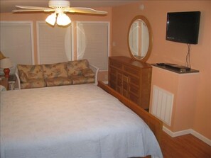 Master Bedroom #1 - Inculdes sitting area, flat panel TV, Bue Ray player & fan