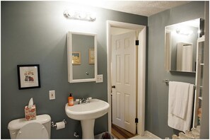 Bathroom with tub/shower