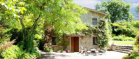 Casa Rosa in the sun. A lovely and cozy retreat. Summer Picture
