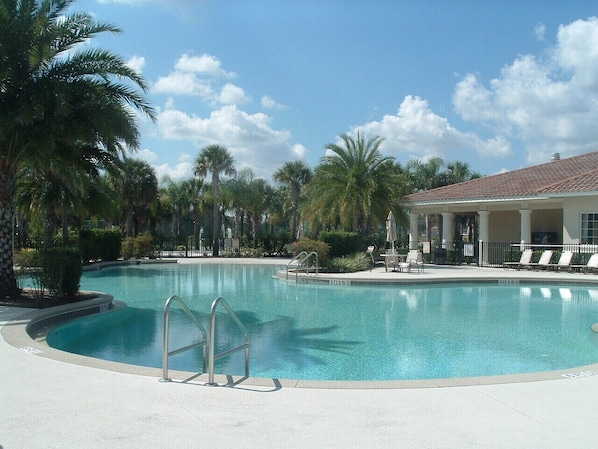  Inviting large peaceful pool