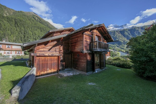 Chalet & garden