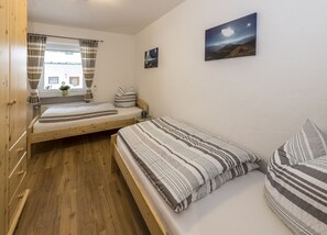 Ferienwohnung für 2-4 Pers., 2 Schlafzimmer, Wohnzimmer, Terrasse-2. Schlafzimmer