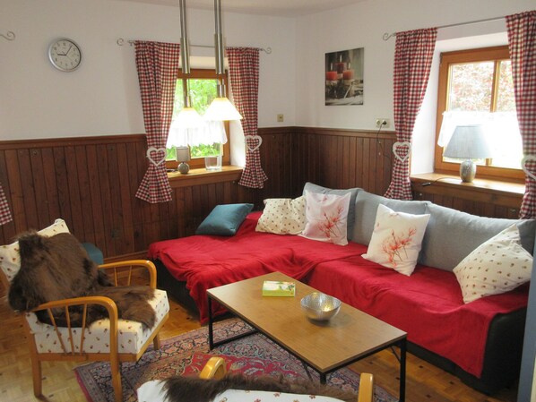 Ferienhaus für 12 Personen, 6 SZ, Blick in Berchtesgadener- u. Chiemgauer Alpen-Wohnzimmer