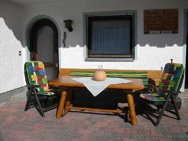 Sitzgruppe vor der grossen Ferienwohnung