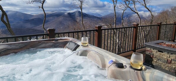 Enjoy the stunning views and sunsets from the lounger in the hot tub. 