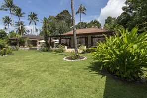 Luxurious Beachfront Pool Villa, 5BRM.