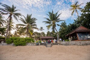 Luxurious Beachfront Pool Villa, 5BRM.