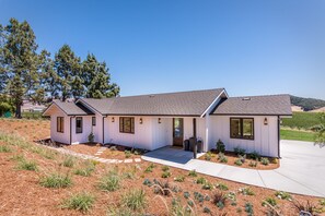 Back side view of Vineyard Cottage at Greengate Ranch & Vineyard