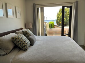 King bed with view
