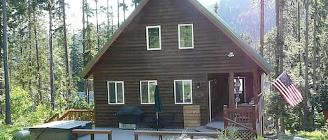 Enjoy summer or winter @ Nason Creek Cabin - hot tub, large deck & fire pit!!