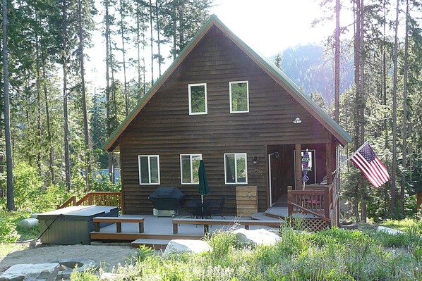 Enjoy summer or winter @ Nason Creek Cabin - hot tub, large deck & fire pit!!