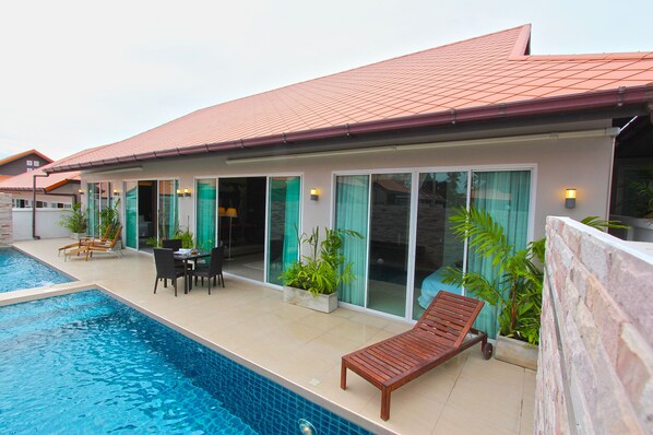 Double Pool 6 Bedroom Villa B57-58