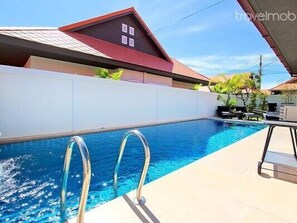 Private pool and garden.