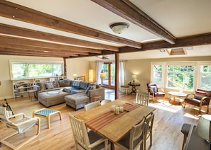 Large living room, high ceilings, seating for six at the table