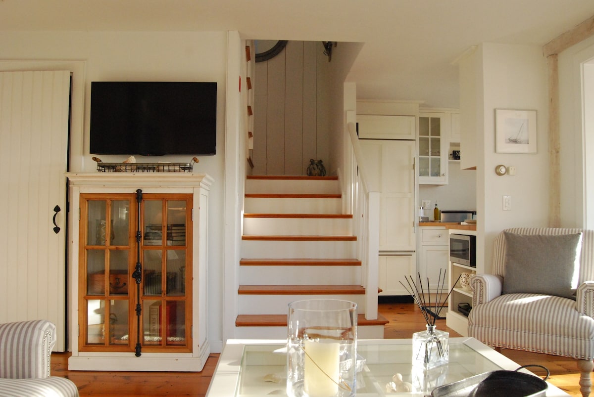 Renovated End Unit Nantucket Style Cottage- Ocean Views-Steps to Private Beach!