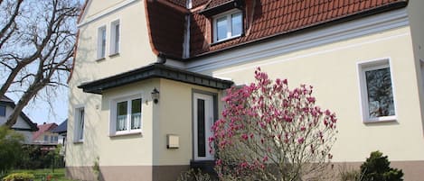 Außenseite Ferienhaus [Sommer]