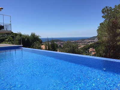 Casa Roca Grossa Blanca, piscina privada, vista al mar, Lloret 15 minutos a pie!