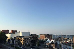 Blick zum Hafen und Ozeaneum (weiss im Bild)