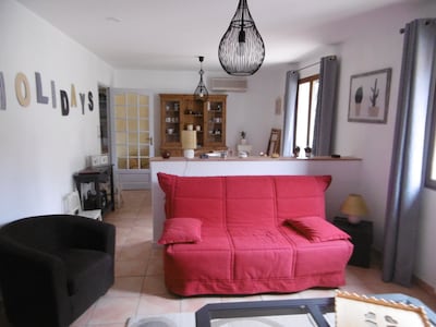 independent gite in private house, in Ceyreste, 10 minutes from the beaches 