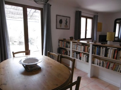 independent gite in private house, in Ceyreste, 10 minutes from the beaches 