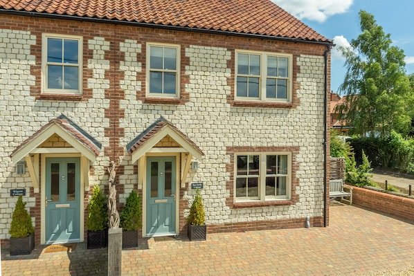 Sea Holly Cottage: Front elevation