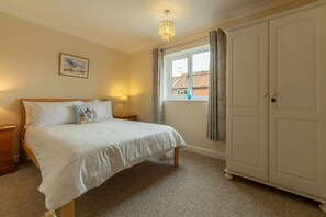Avocet Apartment, Wells-next-the-Sea: Master bedroom with double bed