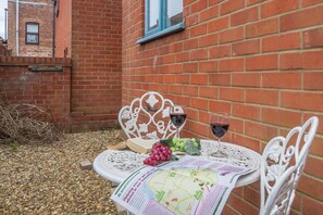 Avocet Apartment, Wells-next-the-Sea: Seating area in courtyard