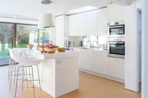 Bramley, Old Hunstanton: Well-equipped kitchen with breakfast bar