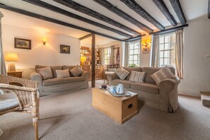 36 High Street, Wells-next-the-Sea: Duel aspect sitting room