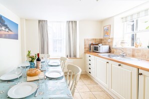 36 High Street, Wells-next-the-Sea: Charming kitchen with dining area