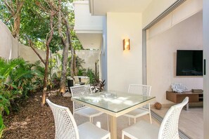 Private garden patio with jacuzzi (unheated) perfect spot to relax after a long beach day.