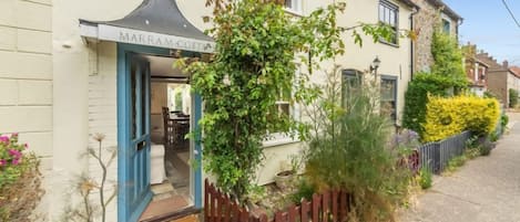 Marram Cottage: Front elevation