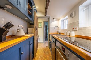 Ground floor: Well-equipped kitchen