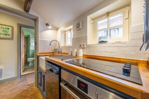 Ground floor: Well-equipped kitchen