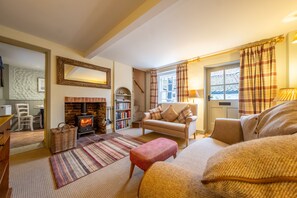 Yew Tree Cottage, Blakeney: Sitting room with wood burning stove