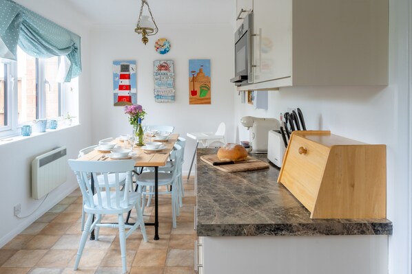 4 Langford Cottages, Ringstead: Kitchen with dining table