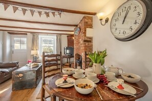 Albert's Cottage, Wells-next-the-Sea: Dining area looking towards sitting room