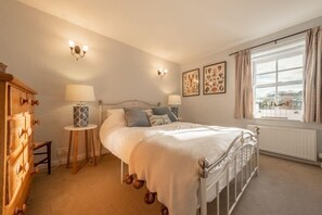 Albert's Cottage, Wells-next-the-Sea: Master bedroom with double bed