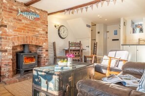 Albert's Cottage, Wells-next-the-Sea: Sitting room with wood burning stove