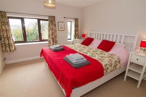 Daisy Cottage, Northrepps: Master bedroom with super king-size bed