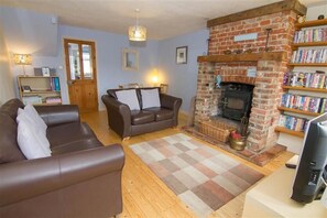 Daisy Cottage, Northrepps: Sitting room with feature fire surround