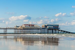 Daisy Cottage, Northrepps: The nearby iconic Cromer Pier