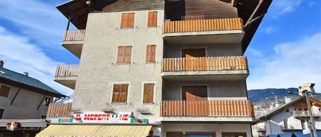 Cielo, Nube, Edificio, Propiedad, Ventana, Azul, Arquitectura, Casa, Barrio