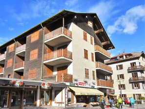 Building, Residential Area, Property, Mixed-Use, Architecture, Apartment, Neighbourhood, House, Town, Real Estate