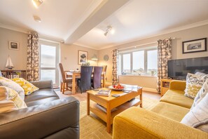 Ground floor, Wells-next-the-Sea: The bright sitting room with dining area