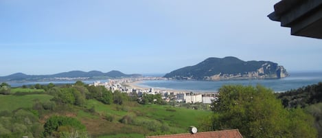 Vistas desde la casa a la playa Salve de Laredo y su municipio