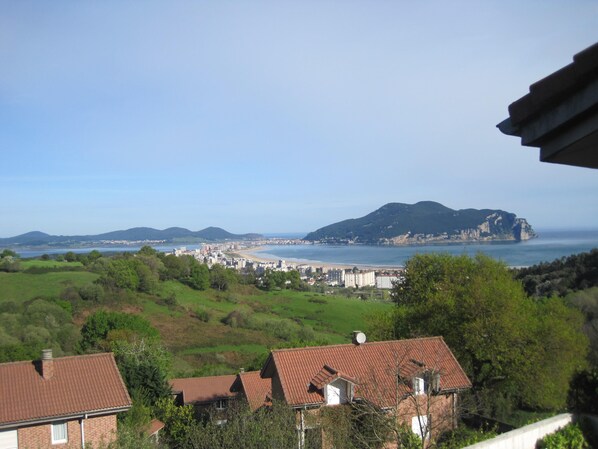 Vistas desde la casa a la playa Salve de Laredo y su municipio